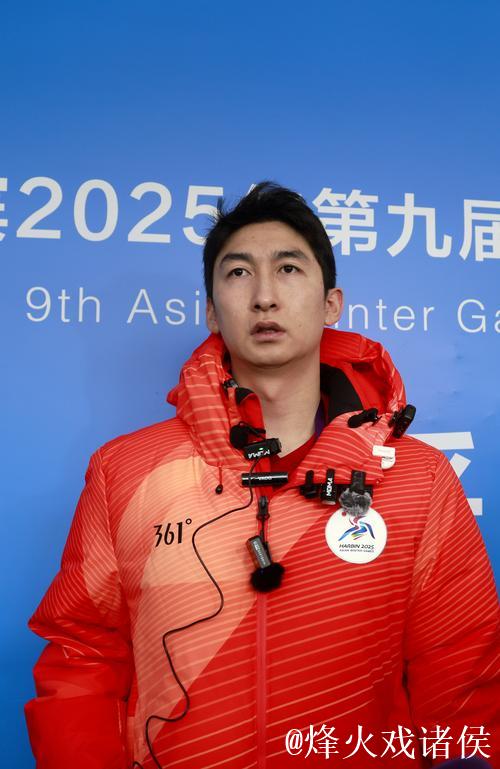 奥运冠军武大靖亮相贵州村超开幕:冰刀换足球,令人期待! 奥运冠军武大靖亮相贵州村超开幕:冰刀换足球,令人期待!